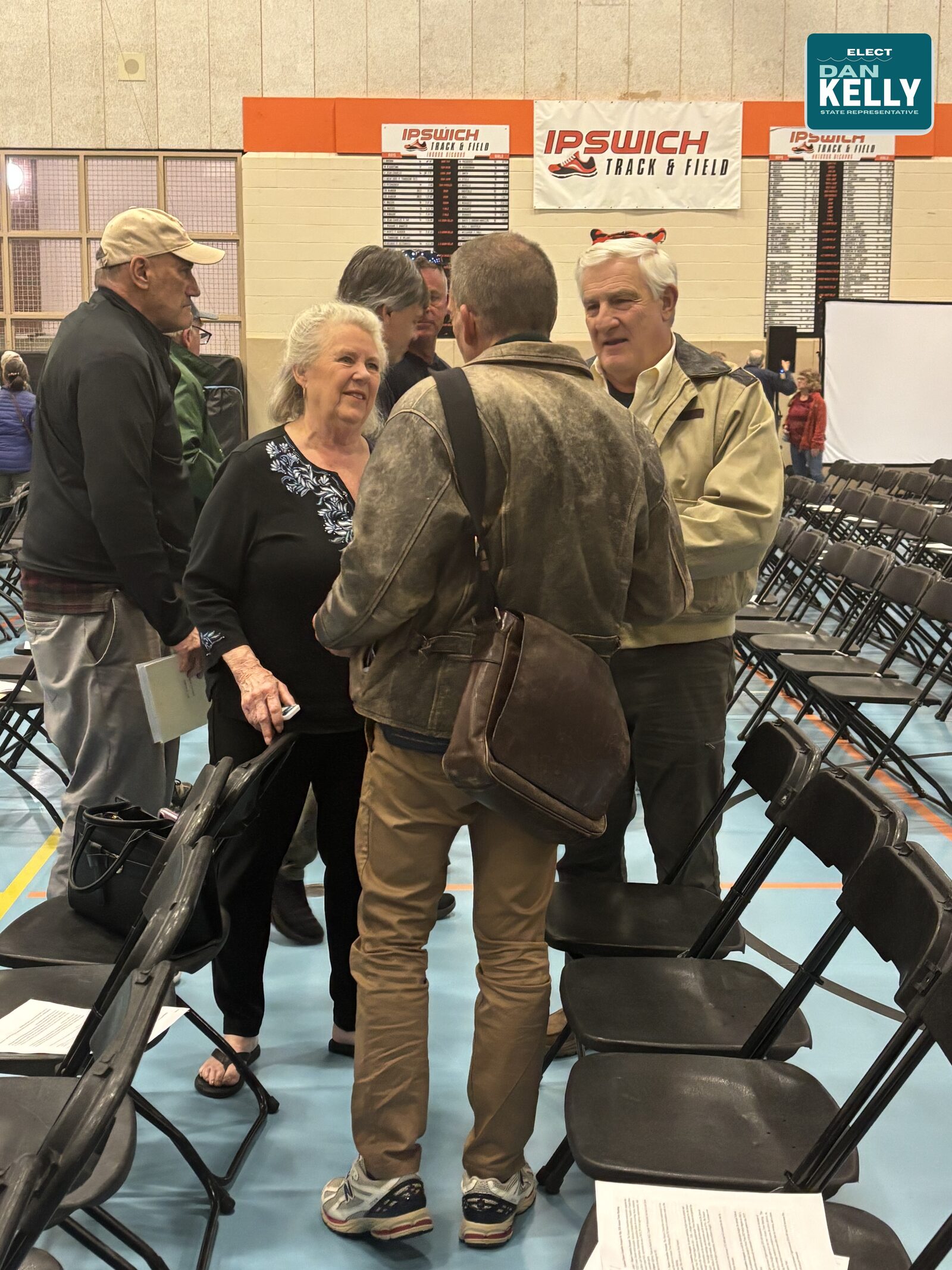 Dan Kelly in conversation with constituents at an Ipswich community event.